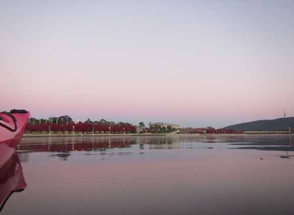 6.35am: 4 minute later and into the middle of the lake where the mist has burnt off.