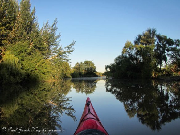 Slicing through mirrored waters